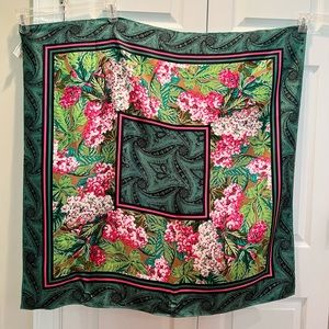 OSCAR DE LA RENTA Beautiful Large Scarf.